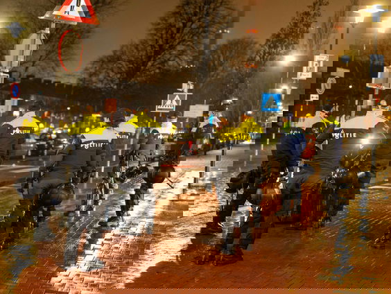 Overlast van jongeren aanpakken? Dat kan ook zonder politie