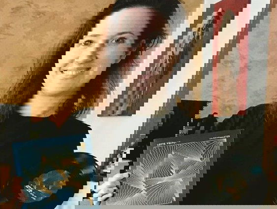 Livemuziek van de Rotterdamse kleinkunstenaar Lotte Velvet