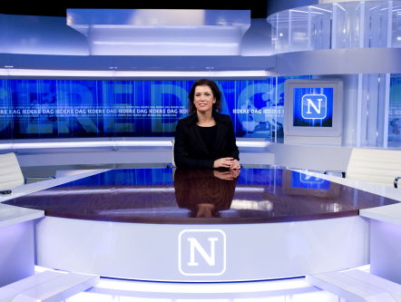 Presentatrice deelt rake klappen uit