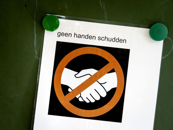 Groeit er nu een generatie op die nooit meer handen zal schudden?