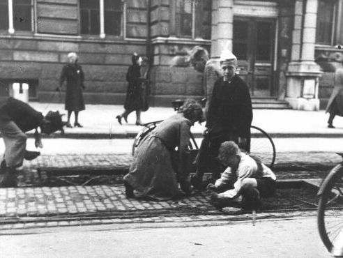 Oma's dagboek over hongerwinter inspiratiebron voor rapper Monnik