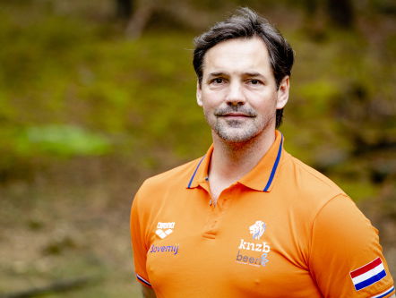 Bondscoach waterpolomannen kijkt met een klein beetje jaloezie naar de vrouwen