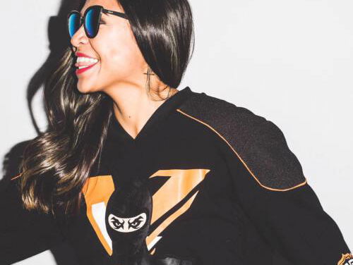 DJ Lady Bee doet een boekje open..