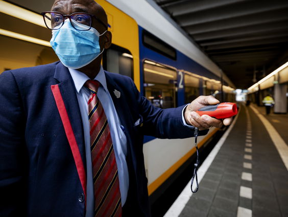 Waarom dragen mensen in het buitenland mondkapjes en wij niet?