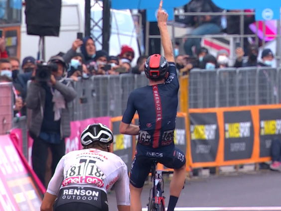 Kelderman versnelt op slotklim Giroetappe