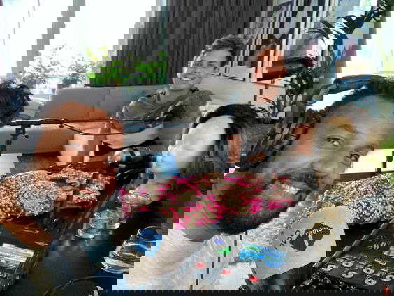 Dragqueen Daisy blijft noodgedwongen thuis op Roze Maandag