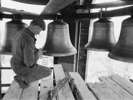 Beiaardier Esther Schopman speelt een stukje carillon voor ons