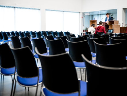 Waarom zijn de bouwmarkten open, maar de kerken niet?