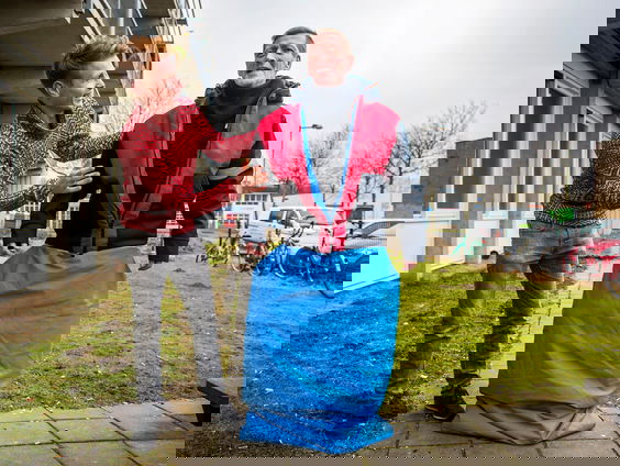 Bas Timmer ontwierp 'Sheltersuit' voor daklozen