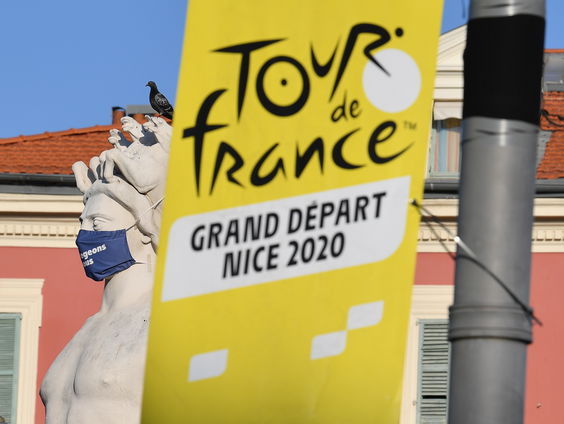 Het wielercafé in wieler-walhalla Nice aan de vooravond van de Tour