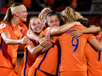 Cafebaas Mirjam de Jonge: "Je merkt dat vrouwenvoetbal in Scandinavië meer leeft dan hier"