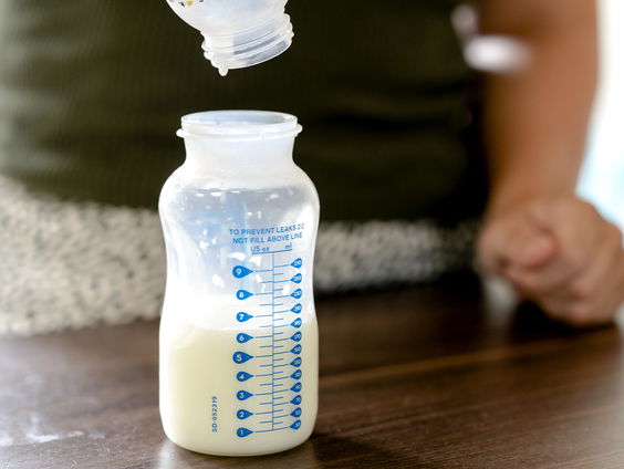 Microbioloog Bonten: ‘IJsblokjes van moedermelk tegen corona toetsbaar, onderzoek naar kinderen zegt niets’