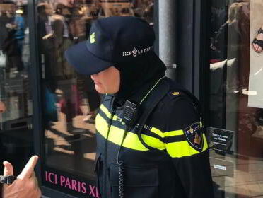 Oud-politieman: 'Uitspraak politiechef over hoofddoekjes erg dom'