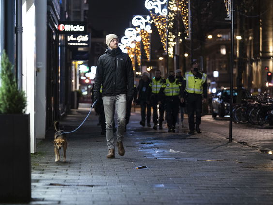 Hij bleef toch: de avondklok