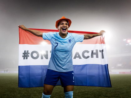 Zo klonken de voetbalvrouwen op de radio