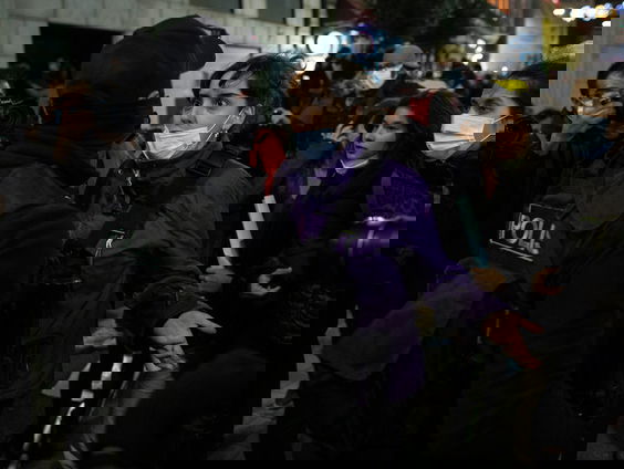 Politiegeweld in Turkije bij protest tegen geweld tegen vrouwen