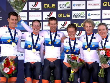 Nederland eerste Europees kampioen gemengde ploegentijdrit: 'Was zwaar maar heel leuk'