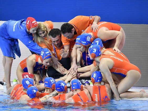 Waterpolovrouwen in bubbel naar Olympisch Kwalificatie Toernooi