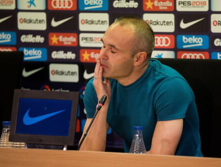 Iniesta weg bij Barcelona: 'Iedereen klapt voor hem'