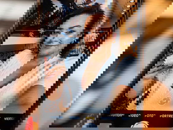 Lingerie verkopen met de 'boobie-phone' deze inventieve ondernemer doet het