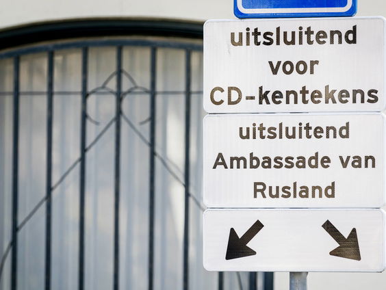 Moskou: volgapparatuur gevonden in auto Russische diplomaat in Nederland