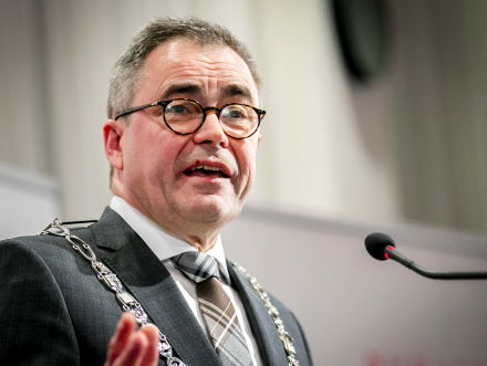 Hoe gaat de burgemeester van Haarlem, Jos Wienen, te werk in deze tijden?