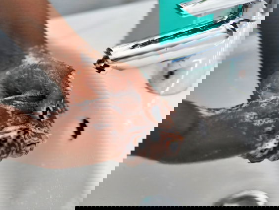 Arts Houke Klomp is nét terug uit Afrika: 'corona leeft alleen onder de opgeleide bevolking'