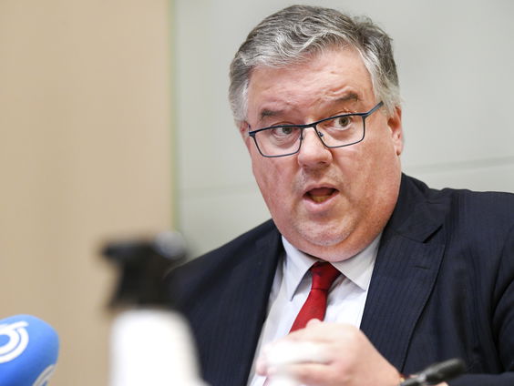 Hubert Bruls komt terug op ‘feestjesoproep’, rekent niet op grote versoepelingen