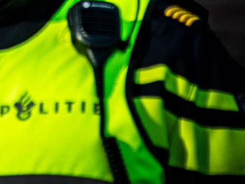 Waarom werd een politieagent gearresteerd door zijn collega's?