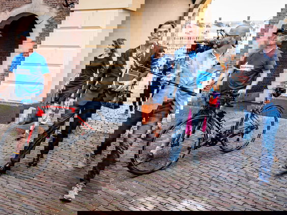 Demissionair premier Mark Rutte wordt zwaar beveiligd: 'Er zijn verdachte types in zijn buurt gezien.'