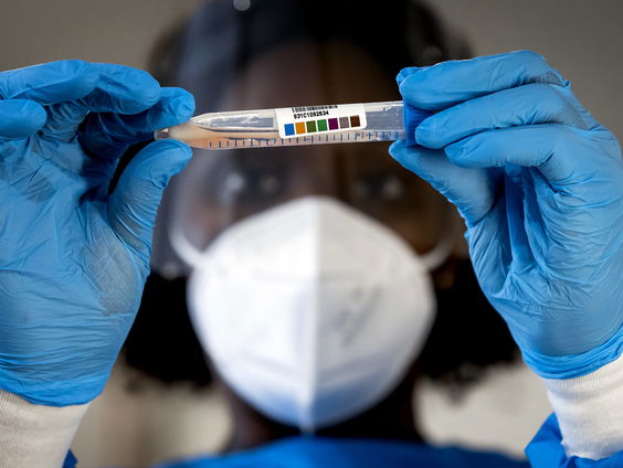 De mogelijke samenwerking tussen medische en niet-medische laboratoria