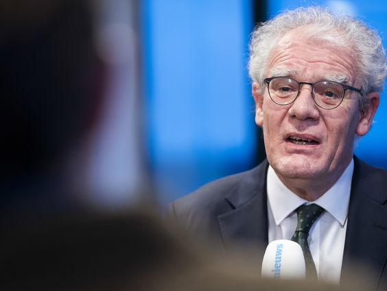 EMA keurt vaccin AstraZeneca goed, maar werkt het wel bij 55-plussers?