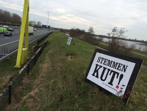 STEMMEN KUT! Kunstenaar Ralph Posset plaatste drie billboards langs de A2