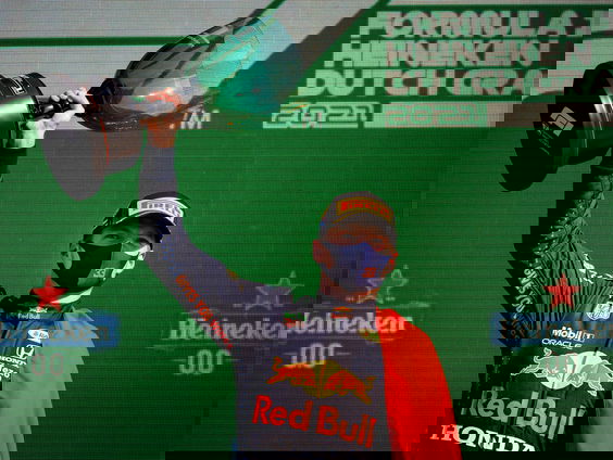 Kunstenaar Damain schilderde klompen voor Formule 1-coureurs