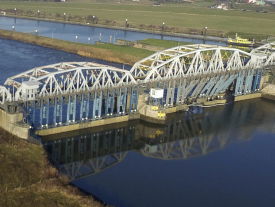 Lage waterpeil in de Maas brengt dijken in gevaar