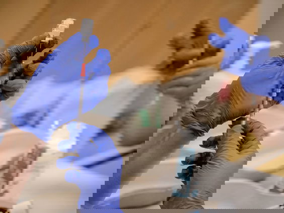 Lareb: spierpijn en hoofdpijn veelvoorkomende bijwerkingen Pfizer-vaccin