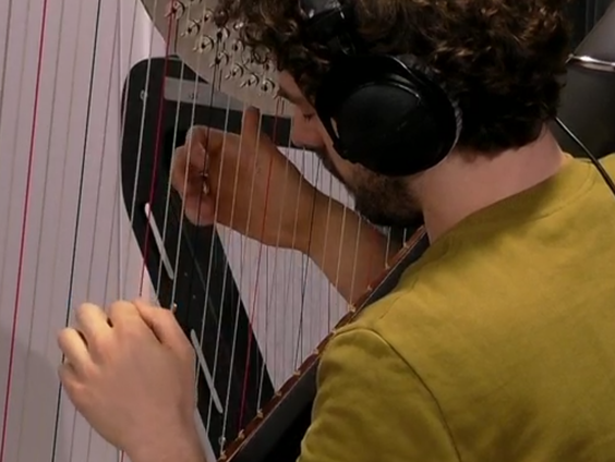 Harpist Remy van Kesteren speelt 'Amber'