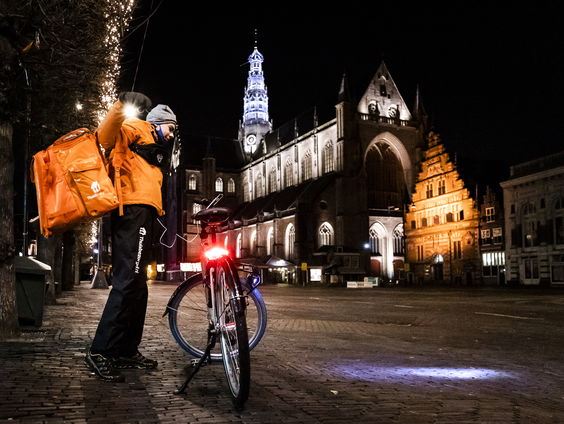 Moederbedrijf Thuisbezorgd verdient steeds meer, maar draait nog steeds verlies