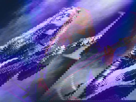 Een Goed Stel: Merel Bechtold ragt met liefde op haar metalgitaar