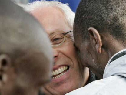 Abdi Nageeye verpulvert Nederlands record, teammanager Jos Hermens eet taart