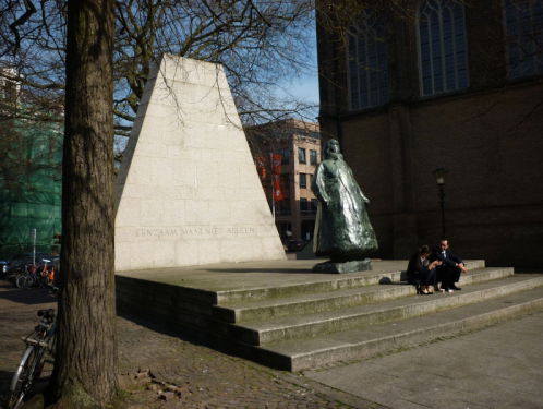 Helden op sokkels: Wilhelmina in een veel te wijde jas