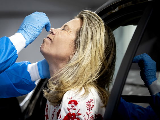 Moeten werknemers verplicht een coronatest doen na hun vakantie?