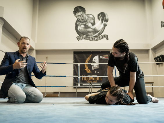 De vechtsportbranche wil politieagenten gaan trainen zodat ze een nekklem voortaan beter kunnen uitvoeren