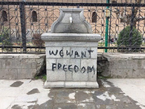 Vrouwen in Kashmir de straat op