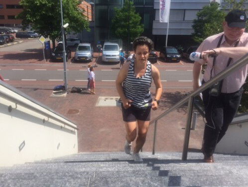 Lara Rense rent zich rot in de hitte