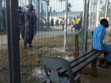 Asielkamp Papoea-Nieuw-Guinea ontruimd, Australië houdt deur dicht