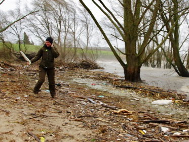 Afvalberg in de uiterwaarden