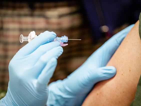 Stand.nl: Het kabinet moet zestigplussers en kwetsbare groepen voorrang geven bij vaccinatie