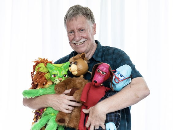 De poppen aan het dansen - op Wereldpoppenspeldag