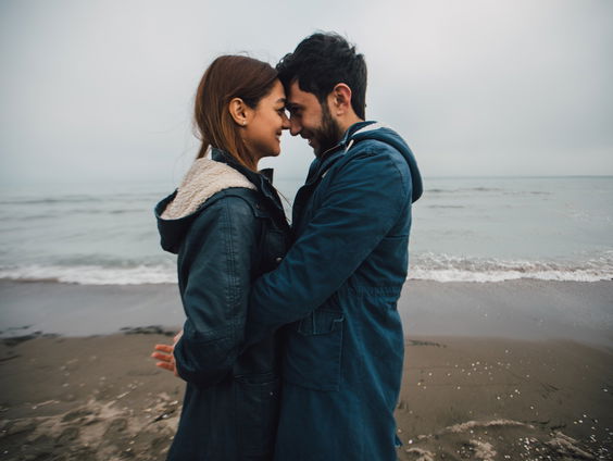 Moeten we na de coronacrisis elkaar nog de hand schudden of knuffelen?